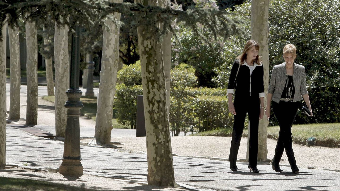 Carla Bruni y Sonsoles Espinosa pasean por los jardines de Moncloa, diseñados por Cecilio Rodríguez. (EFE)