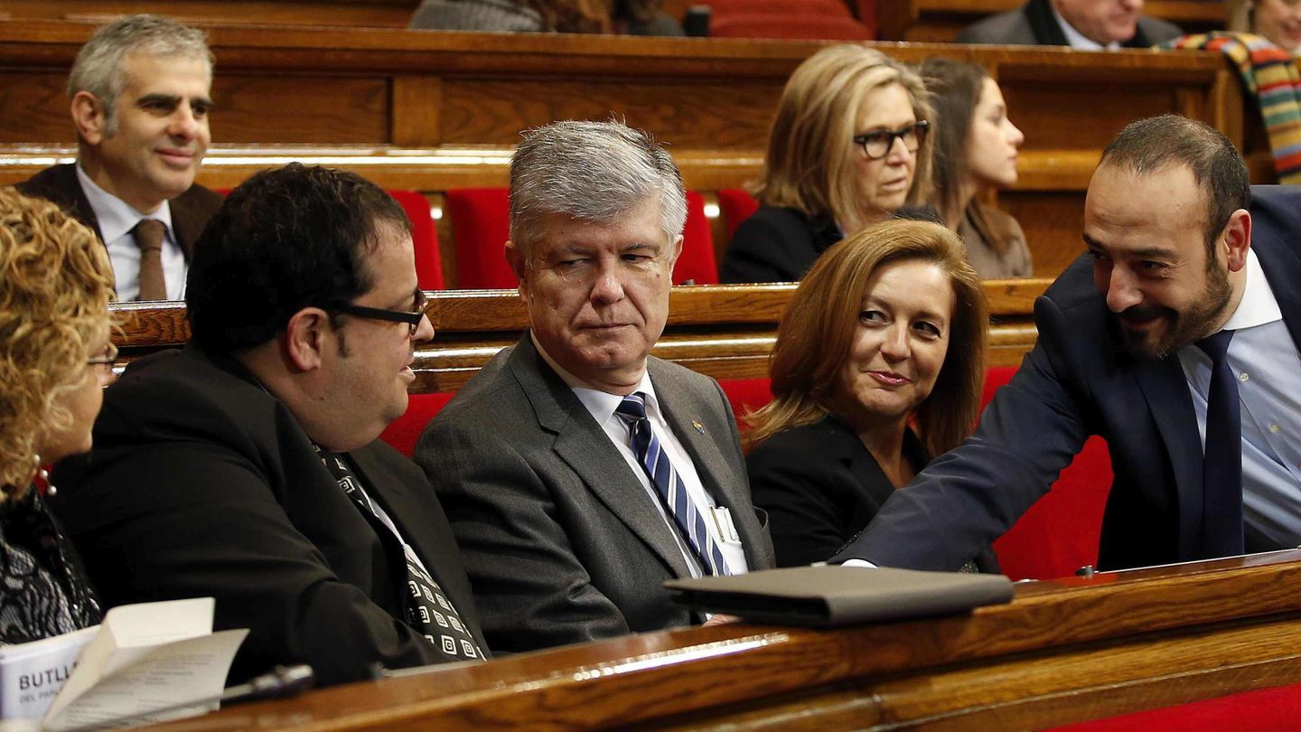 Jordi Cañas (d), saluda a los diputados díscolos del PSC, Marina Geli (i) y Joan Ignasi Elena (2i), ante sus compañeros Matias Alonso (c) y Carina Mejías (2d) el pasado 2014. (EFE)