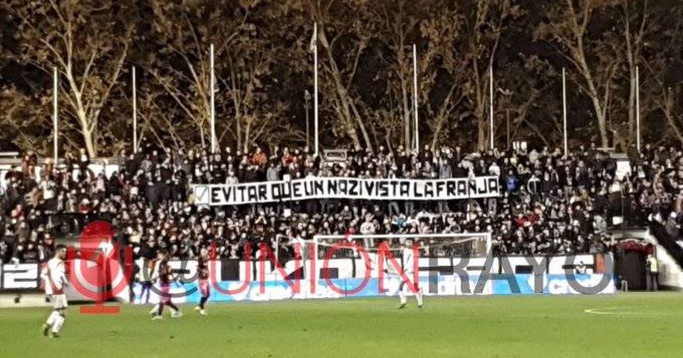 Pancarta del fondo del estadio de Vallecas.