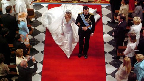 Revivimos la boda de los reyes Felipe y Letizia en su 20º aniversario: los invitados nos cuentan los detalles más desconocidos