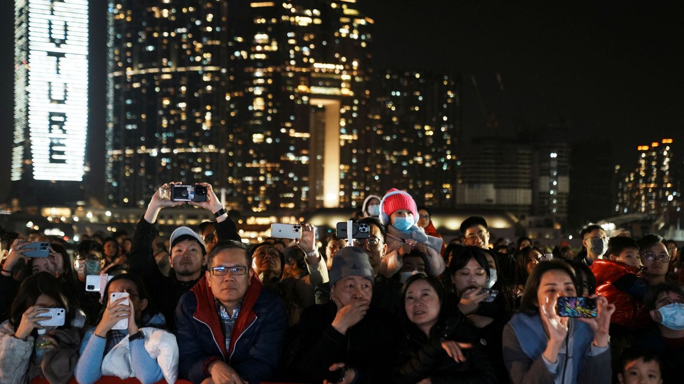 El apagón de Hong Kong: así desaparecen las luces de neón y los extranjeros