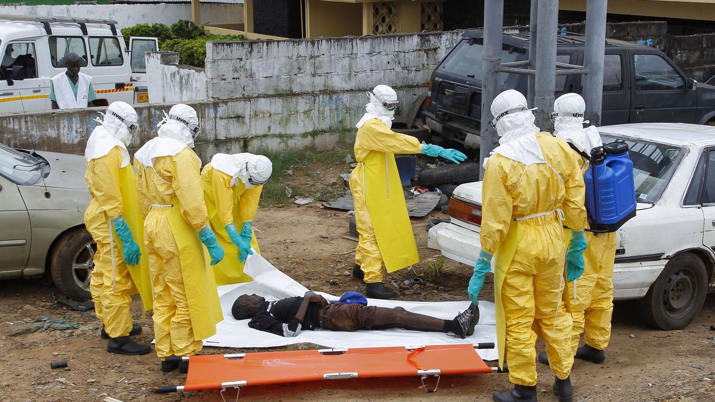 Un equipo de sanitarios traslada a un fallecido por ébola en Monrovia (Liberia), en septiembre de 2014. (EFE)