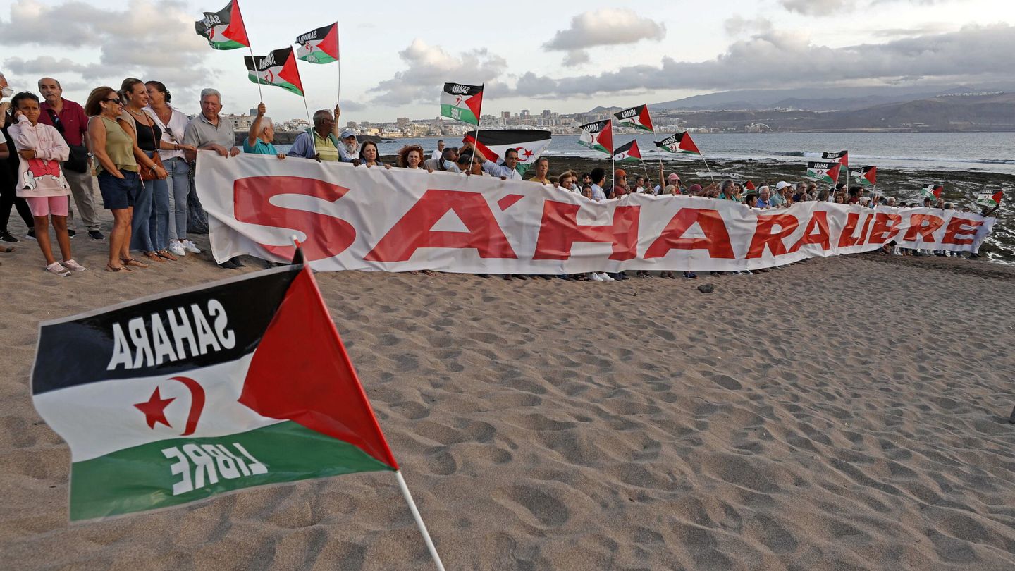 Concentración en apoyo del pueblo saharaui en la playa de El Confital. (EFE/Elvira Urquijo A.)