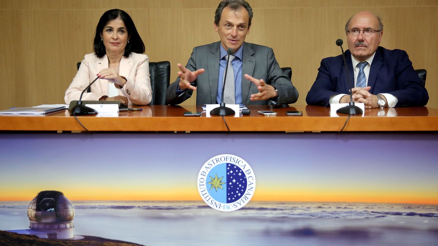 Pedro Duque junto a la consejera de Conocimiento del Gobierno de Canarias, Carolina Darias, y el director del IAC, Rafael Rebolo. (EFE)