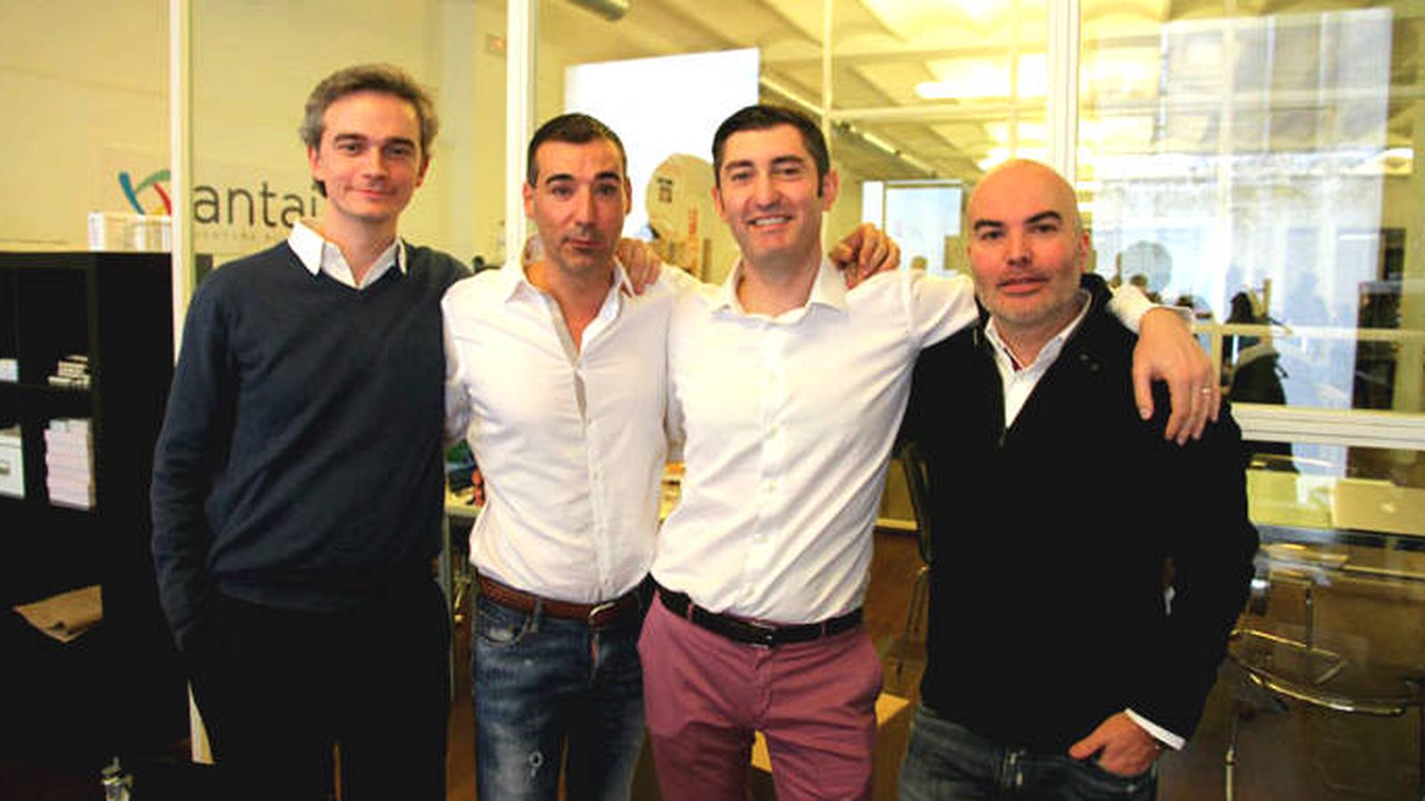 Foto: Gerard Olivé (primero por la derecha en la imagen) y Miguel Vicente (tercero), cofundadores de Cornerjob, junto al resto del equipo directivo de la 'startup'.