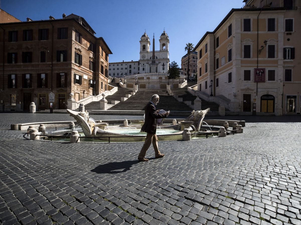 Foto: Un paseante, en Roma. (EFE)