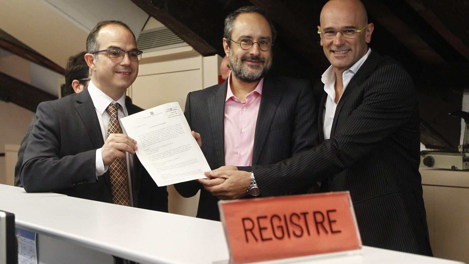Foto: Raül Romeva (d) y Jordi Turull (i), de Junts pel Sí (JxSí), y Antonio Baños, de la CUP, presentan su propuesta para iniciar el proceso hacia la independencia. (EFE)
