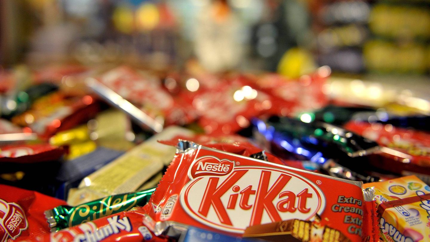 Las chocolatinas de Nestlé no quedan al margen del debate. (EFE)  