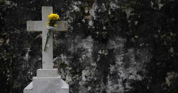 Foto: Una cruz en un cementerio. (EFE)