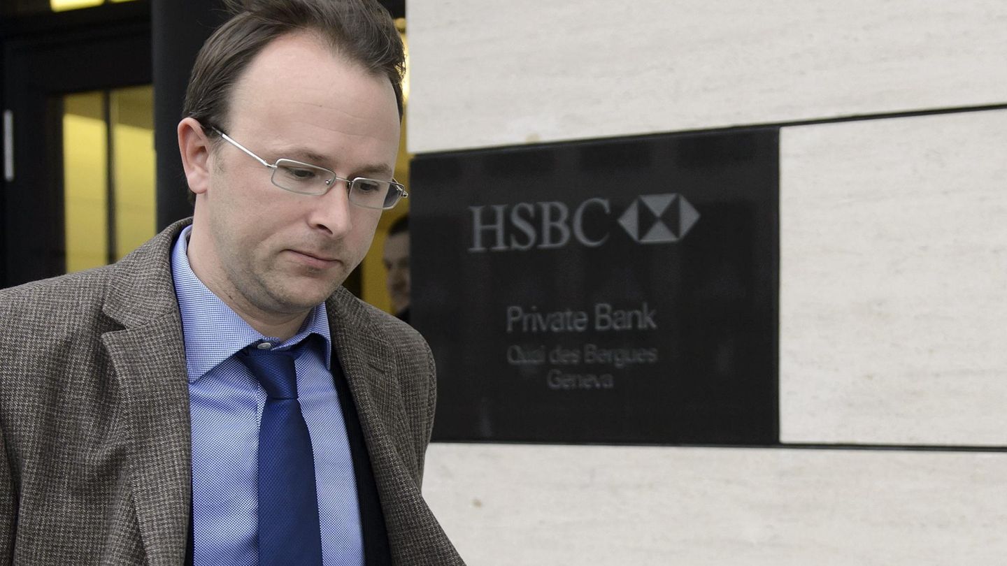 Yves Bertossa, fiscal del cantón de Ginebra, sale de las oficinas de la filial suiza del banco HSBC en Ginebra. (EFE)