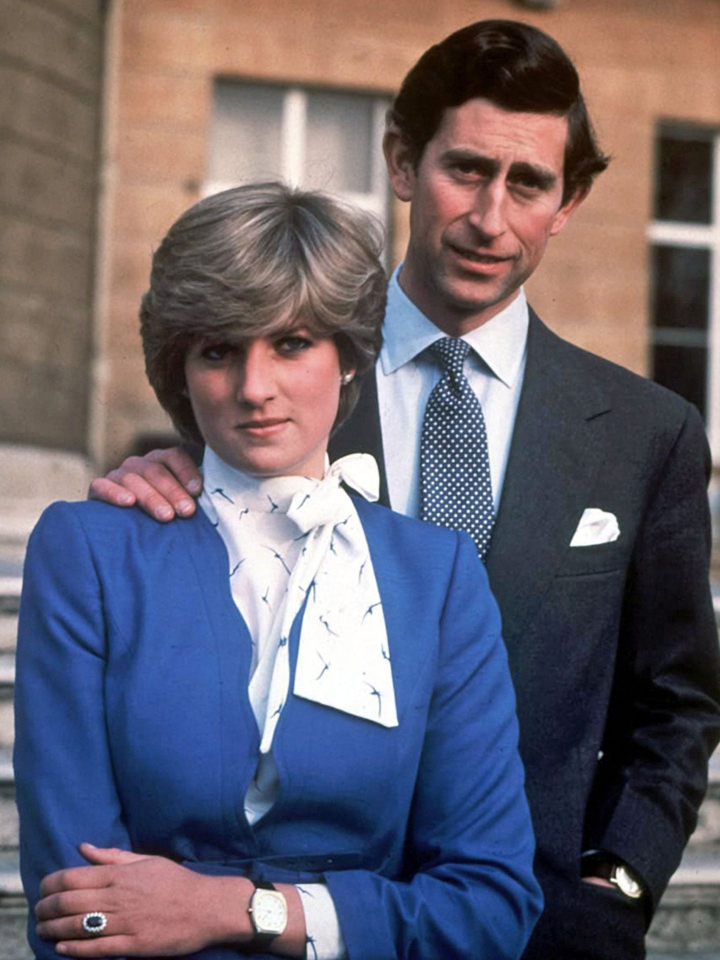 Fotografía de archivo de la princesa Diana, junto a su entonces prometido, el príncipe Carlos, posando el 24 de febrero de 1981. (EFE)