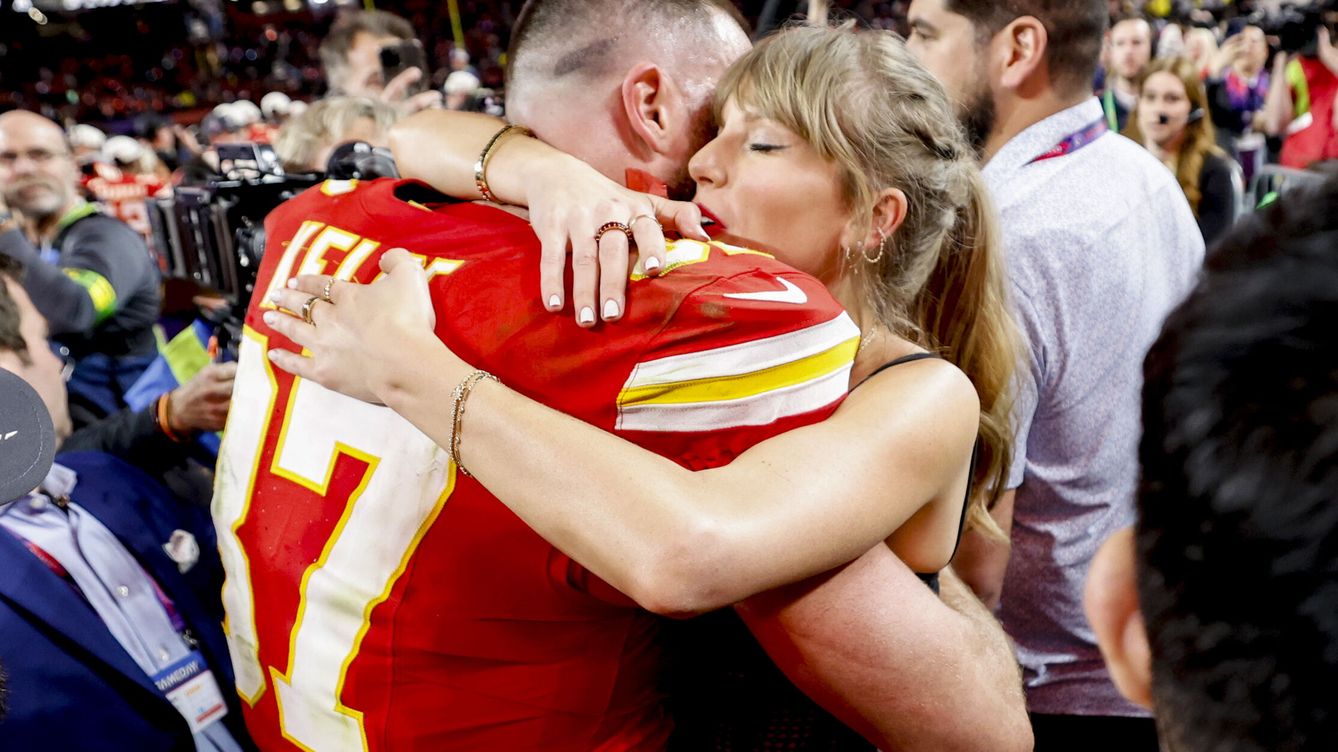 Foto: Taylor Swift abraza a su novio, jugador de los Kansas City Chief, tras la victoria en la Super Bowl. (John G Mabanglo/EFE)