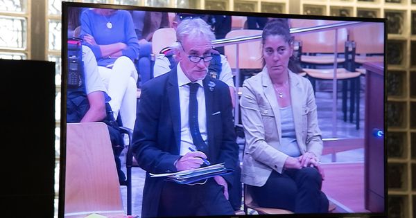 Foto: Vista de un monitor de la sala de prensa de la Audiencia de Lleida, durante el juicio que ha comenzado hoy por un delito de estafa a Fernando Blanco y Margarita Garau. (EFE)