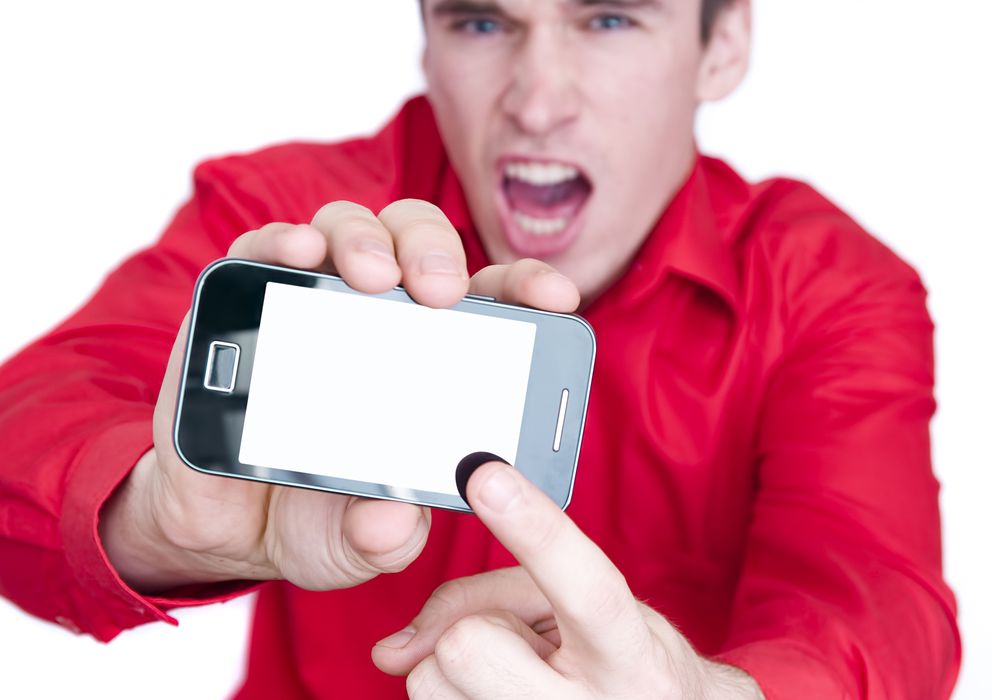 Foto: ¿Sabes realmente cómo debes mirar al móvil para que tus ojos no sufran? (iStock)