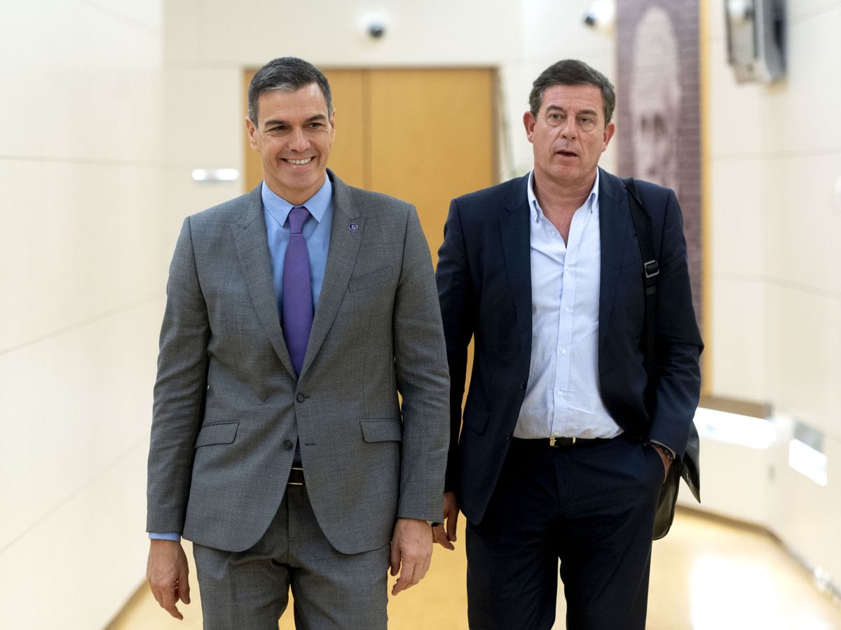 Foto: Besteiro, junto a Sánchez en la ronda de negociaciones. (EP/Alberto Ortega)