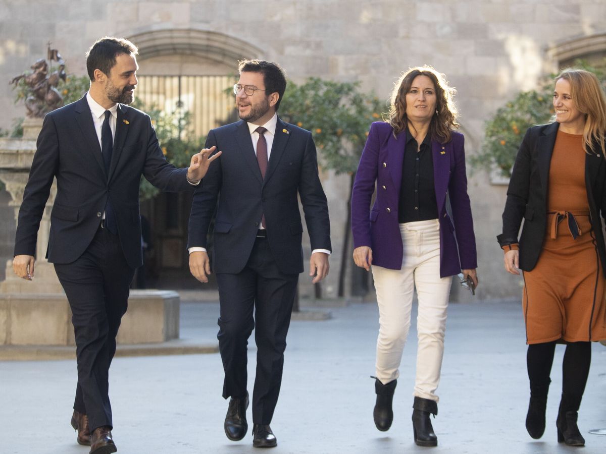 Foto: Pere Aragonès junto con tres de sus 'consellers'. (EFE/Marta Pérez)