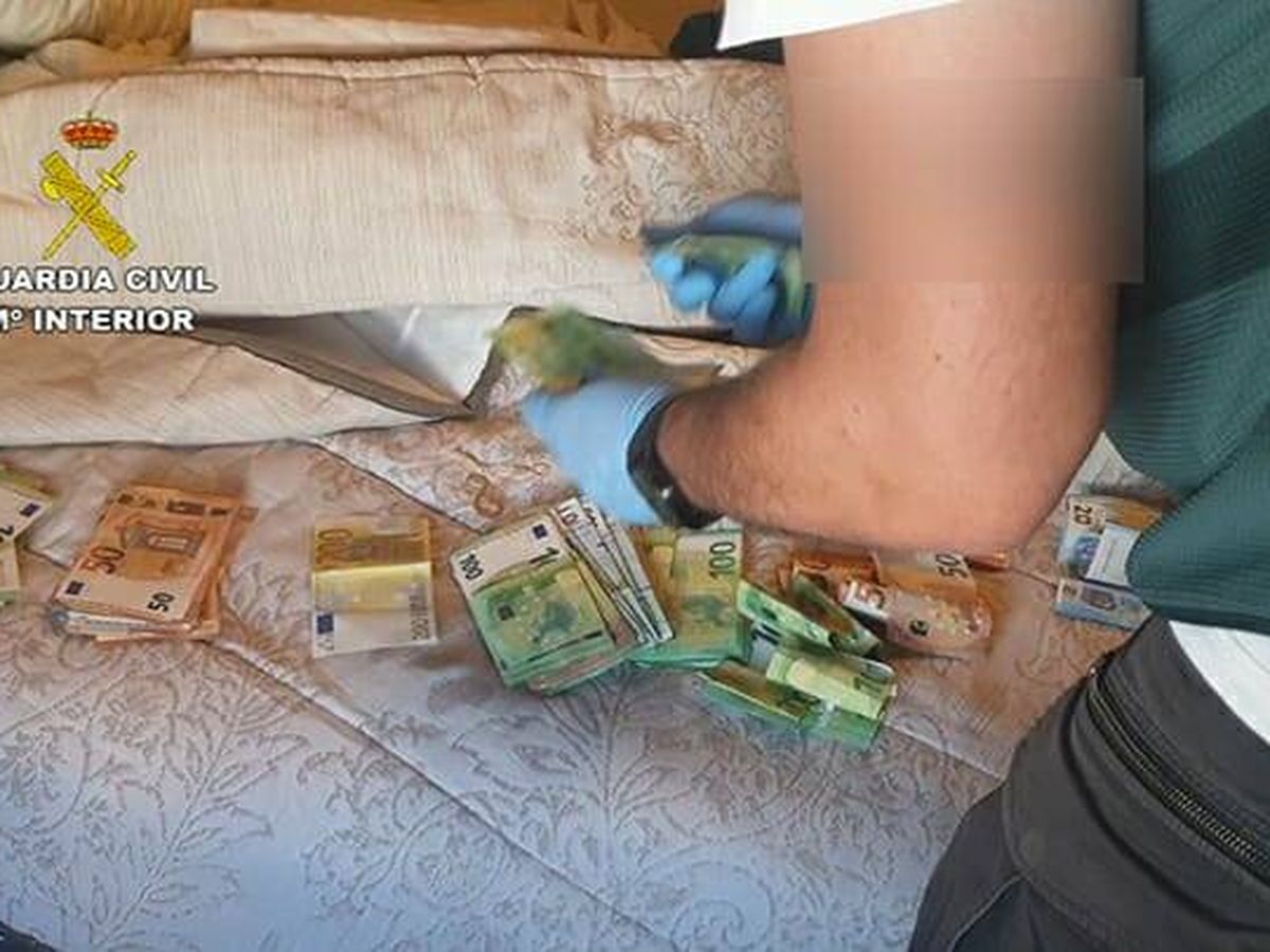 Foto: Dinero incautado por los agentes durante los registros. (Guardia Civil)