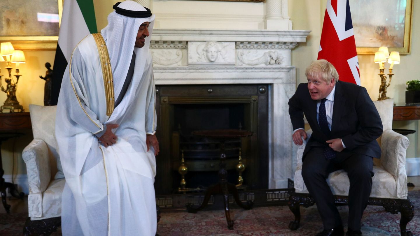 Mohammed bin Zayed Al Nahyan, con Boris Johnson el pasado 16 de septiembre. (Reuters)