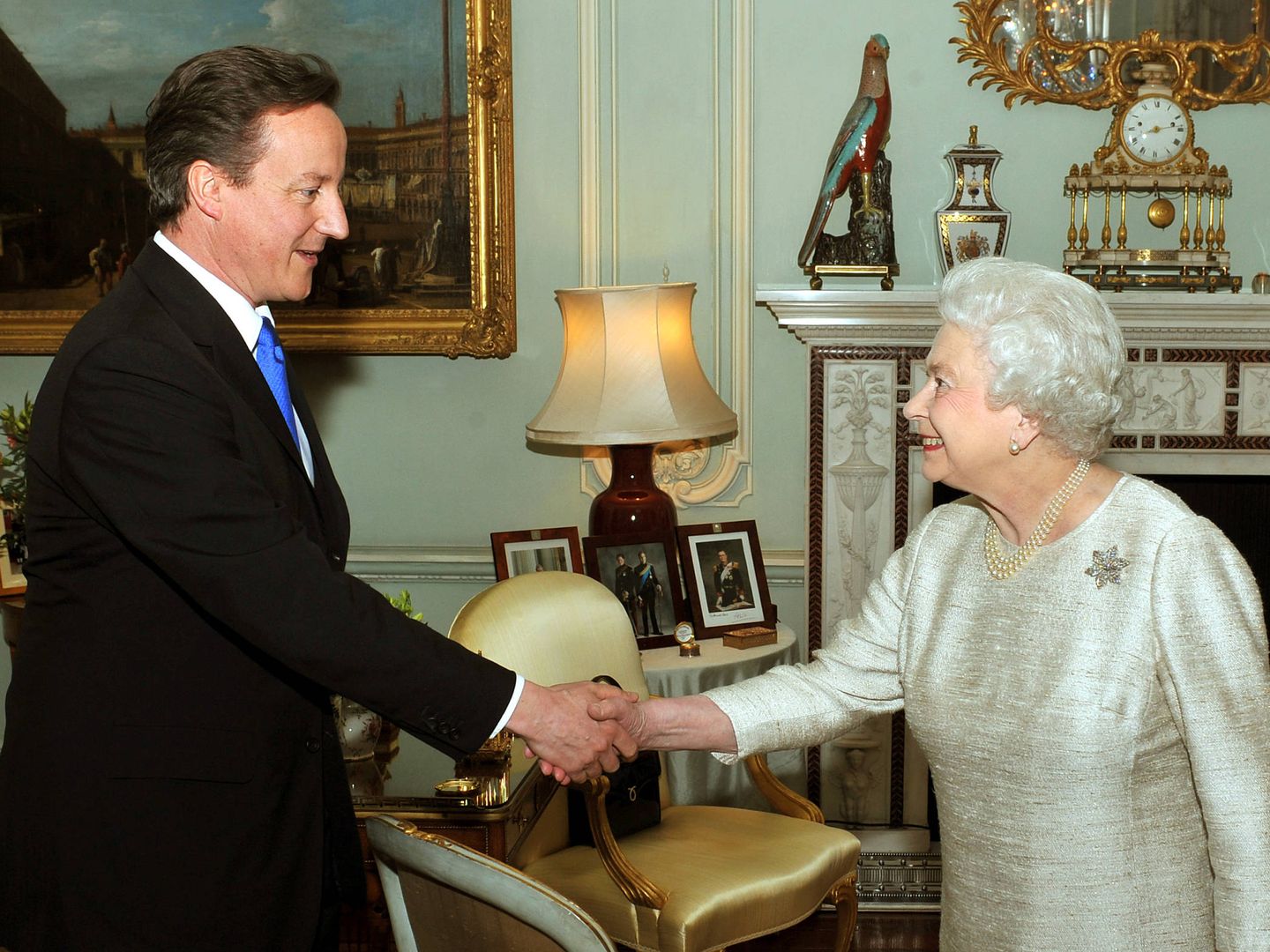 Davis Cameron saluda a la reina Isabel II. (Getty) 
