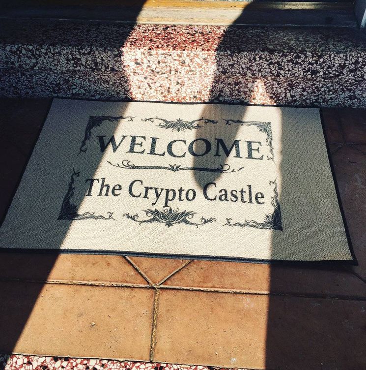  La entrada a la casa situada en un barrio residencial de San Francisco, a media hora en coche de Silicon Valley (Twitter)