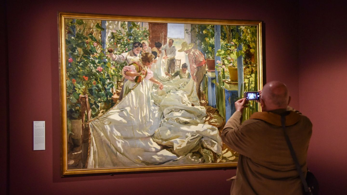 Un hombre observa una obra de Sorolla expuesta en Italia. (EFE/Matteo Corner)