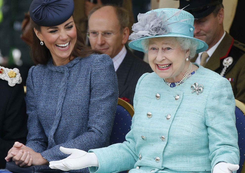 Foto: La reina Isabel II junto a Kate Middleton (Gtres)