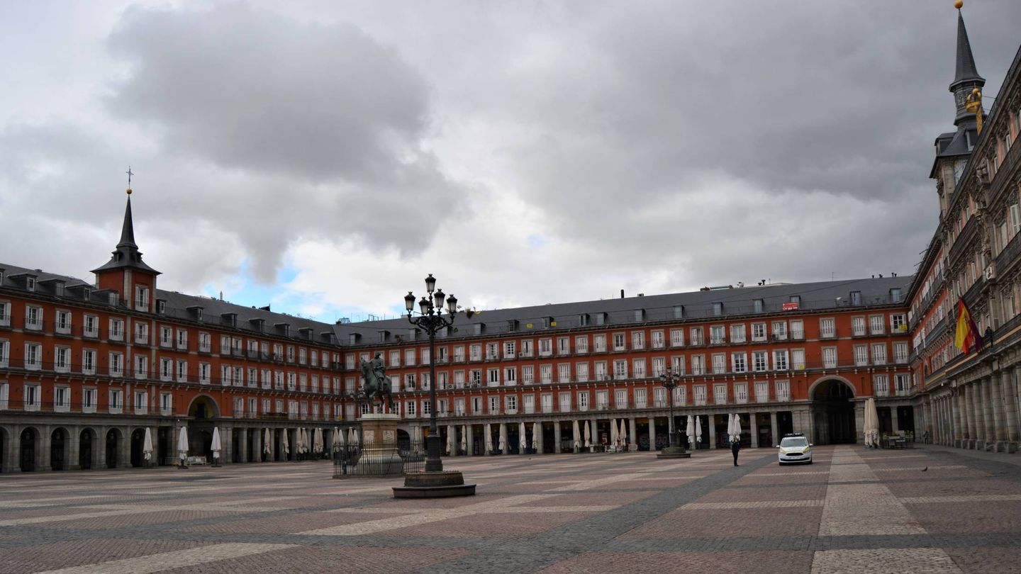 Aspecto de la Plaza Mayor de Madrid a las 12:15 del lunes 16 de marzo.(M. García)