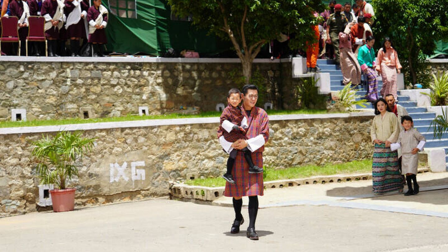  Los principitos de Bután, junto a sus padres. (Casa Real de Bután)  