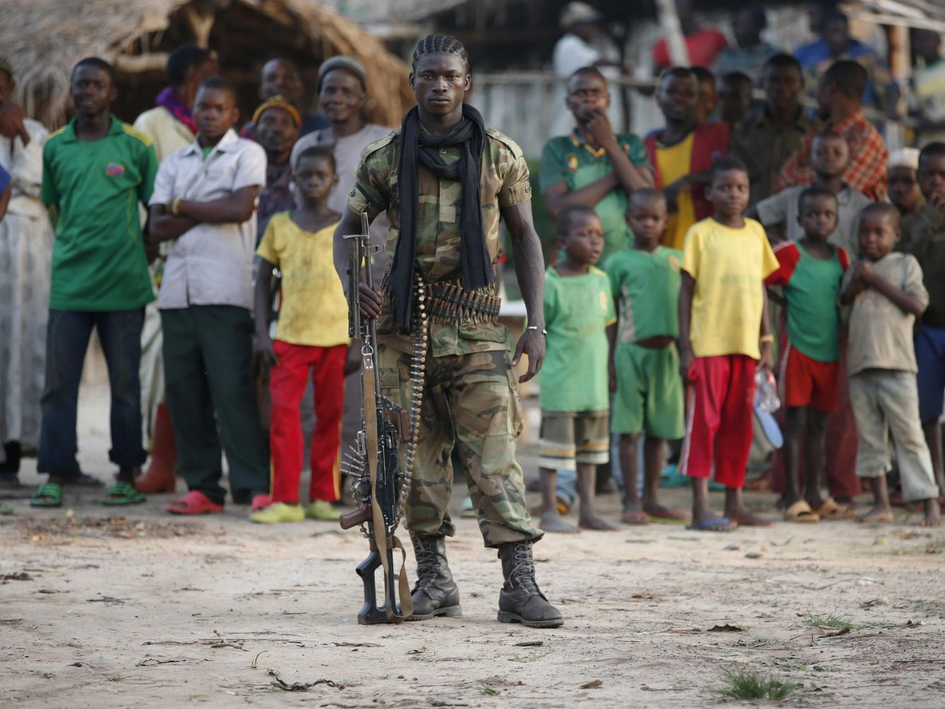 Un miliciano seleka en un pueblo cercano a la frontera de la República Democrática del Congo. (Reuters)