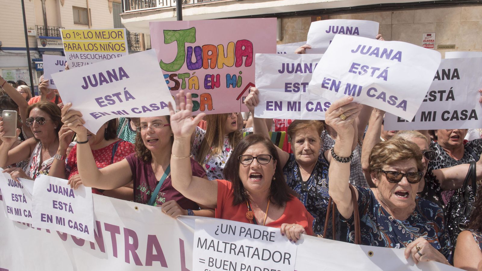 Foto: Concentración en apoyo a Juana Rivas en Maracena (Granada). (EFE)