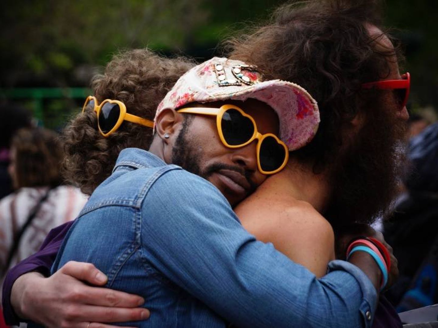 Un hombre abraza a otro durante un festival | Pxhere