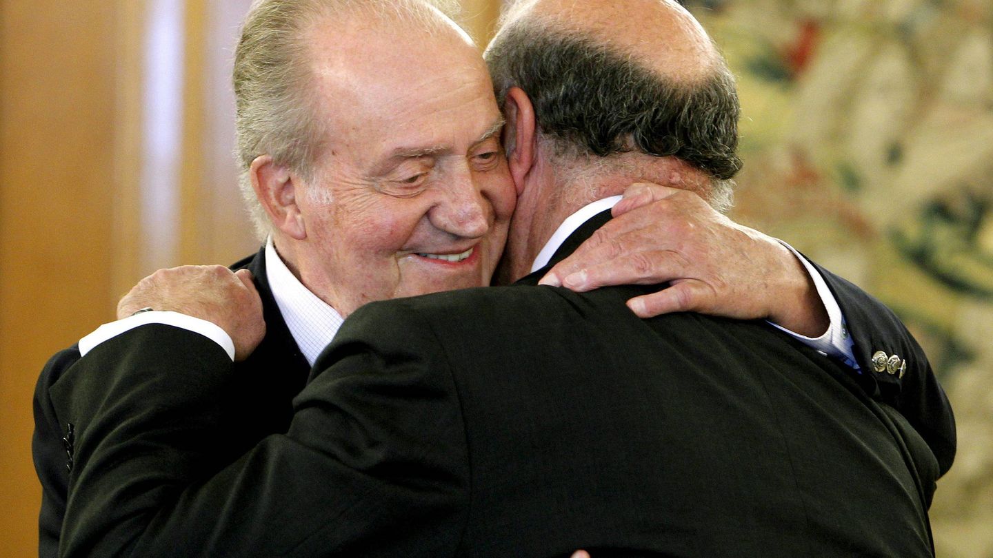 El rey Juan Carlos, orgulloso, abraza a Vicente del Bosque. (EFE)