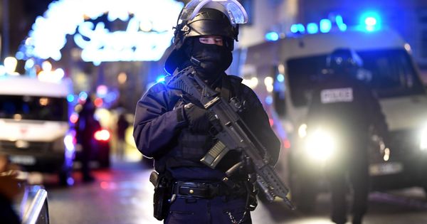 Foto: Oficiales de policía frente al mercadillo de Estrasburgo. (EFE)
