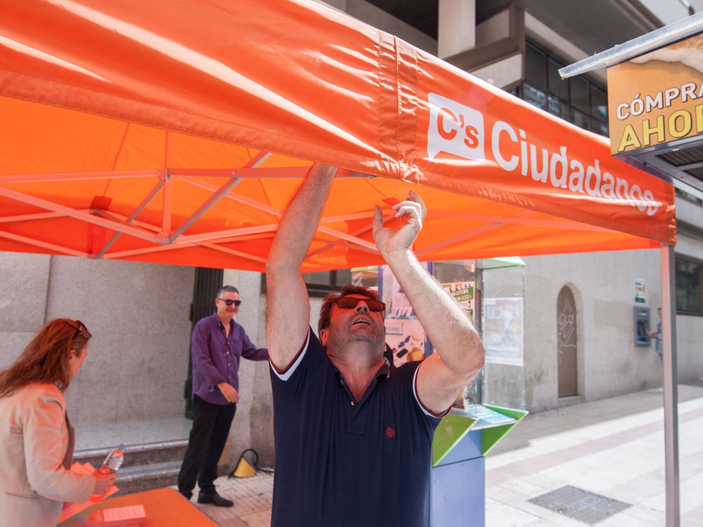 Militantes de Ciudadanos instalan una carpa electoral en Cuenca en una campaña anterior. (D.B.)