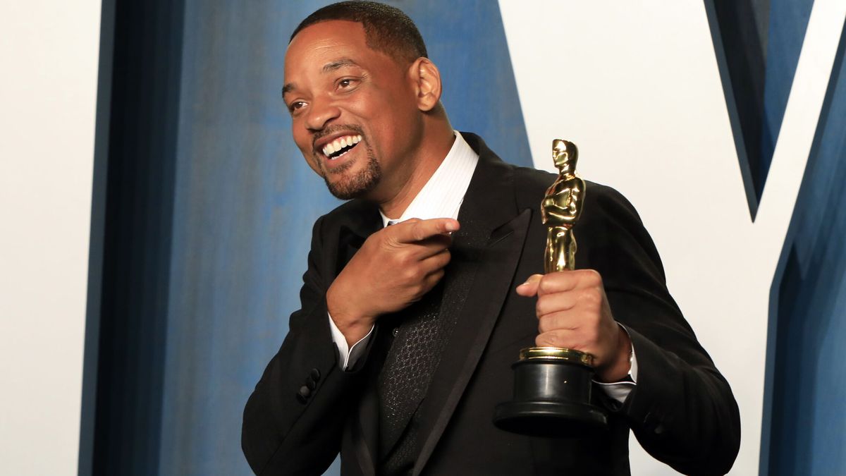 La Academia 'hace las paces' con Will Smith un año después para grabar su nombre en el Oscar que ganó