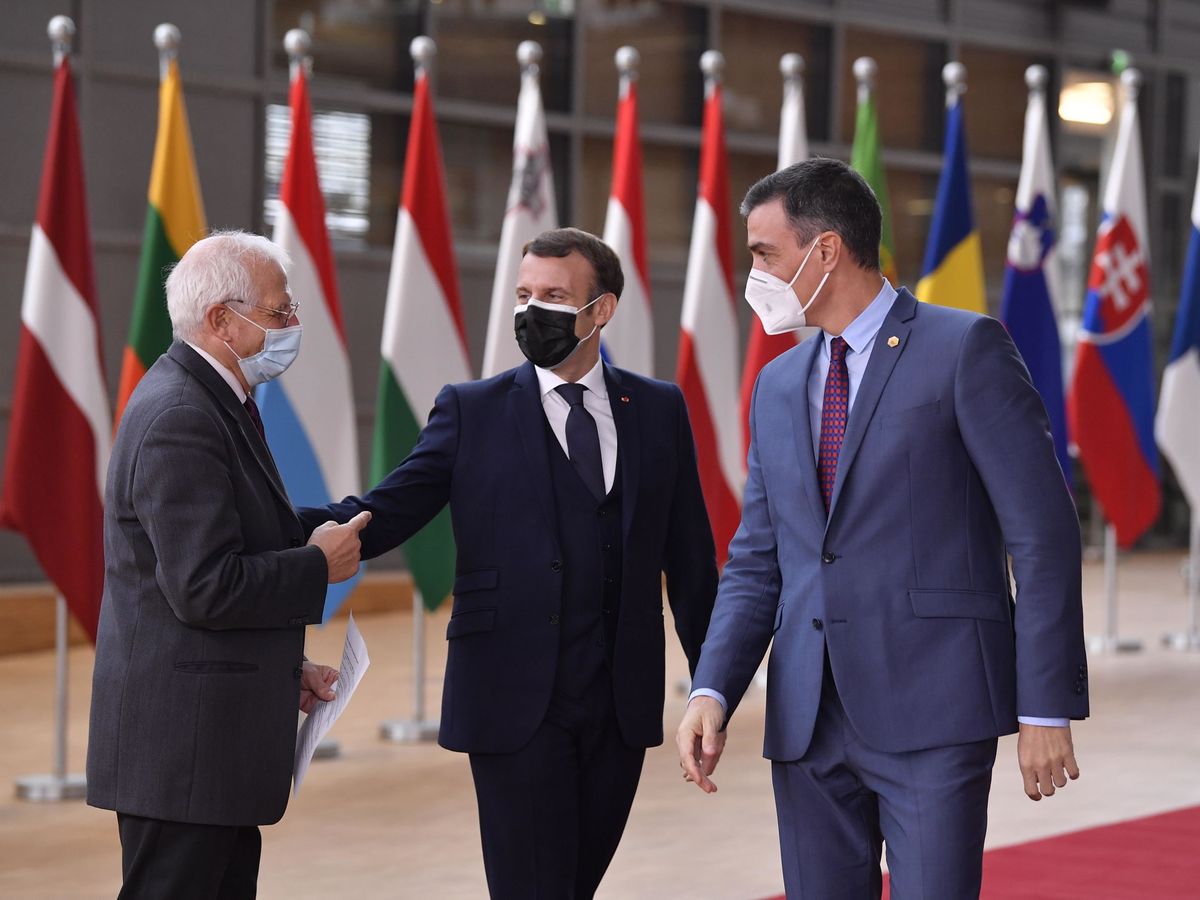 Foto: El presidente del Gobierno, Pedro Sánchez, junto al presidente francés, Emmanuel Macron, y el alto representante de Asuntos Exteriores de la UE, Josep Borrell. (EFE)