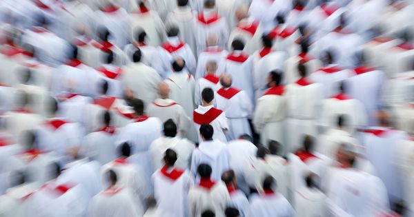 Foto: Un grupo de sacerdotes, en el Vaticano. (Reuters)
