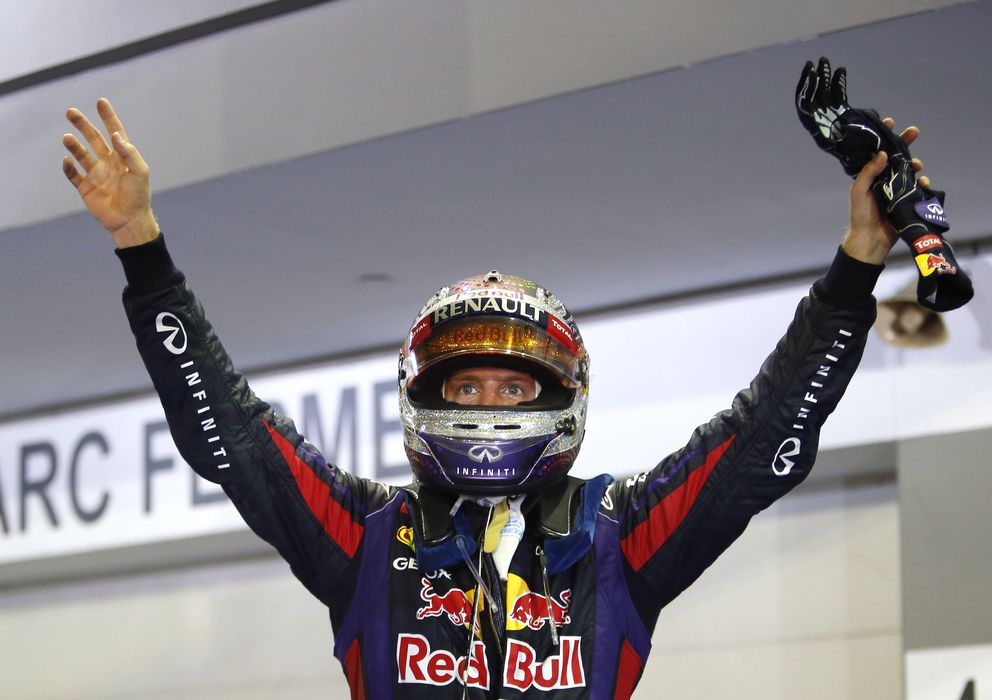 Foto: Sebastian Vettel nada más bajarse de su monoplaza en Singapur.