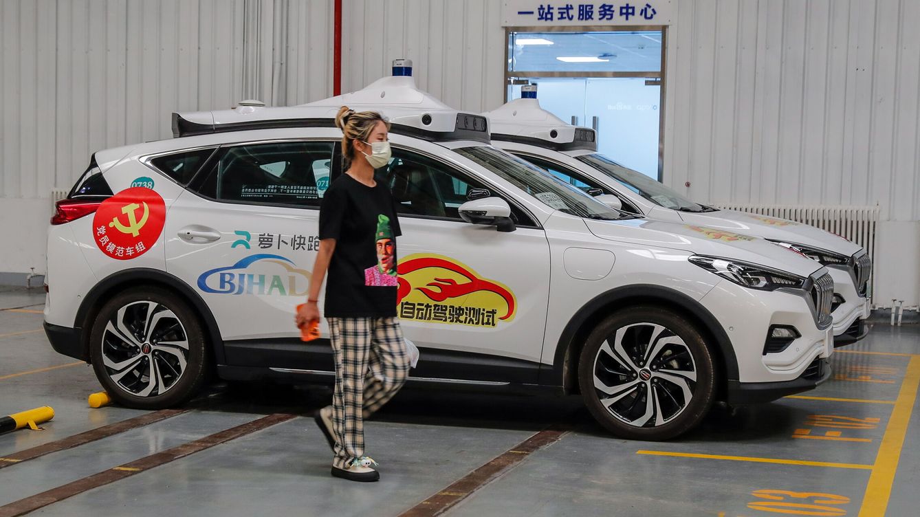 Foto: Algunas unidades de robotaxi Baidu aparcados en Pekín, China. (EFE/EPA//Mark R. Cristino)