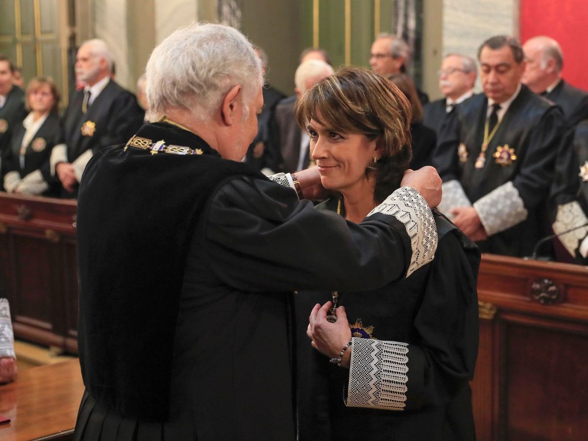 Foto: La fiscal general del Estado, Dolores Delgado, con Cáncdo Conde-Pumpido, el día de su toma de posesión. (EFE)