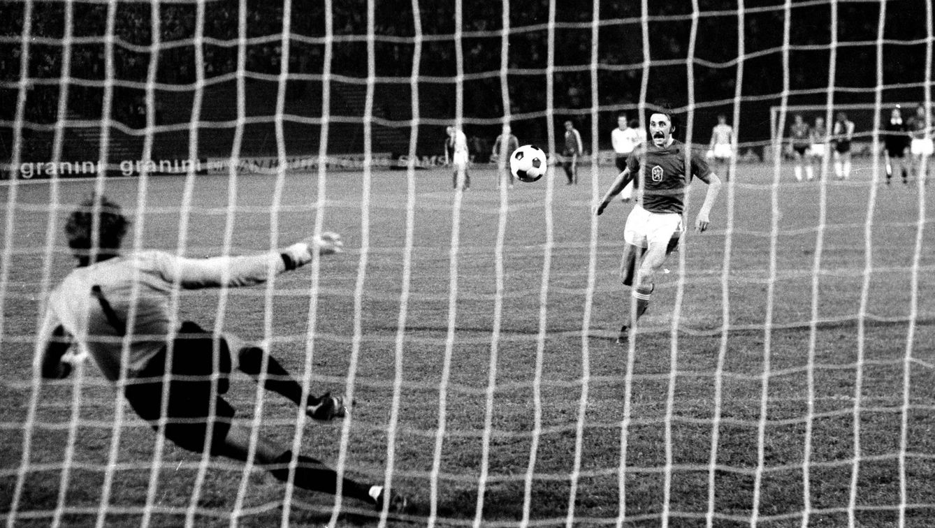 Panenka marca un mítico penalti ante Maier que le dio a Checoslovaquia la Euro de 1976 (Imago)