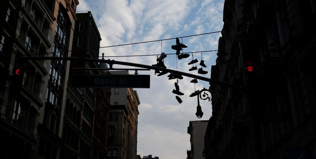 Zapatos que cuelgan de los cables de luz en el barrio de Manhattan, Nueva York. (Reuters)