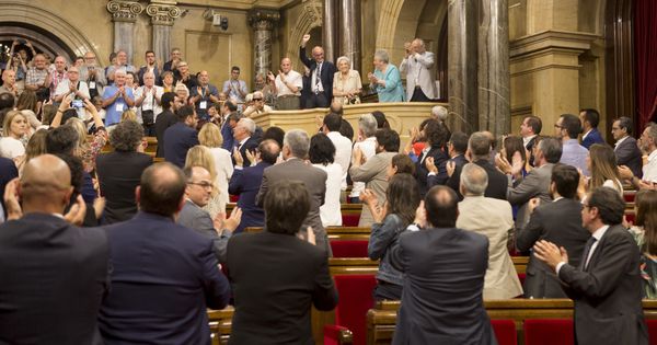 Foto: Los diputados del Parlament aplauden a representantes de las víctimas del franquismo al finalizar el debate. (EFE)