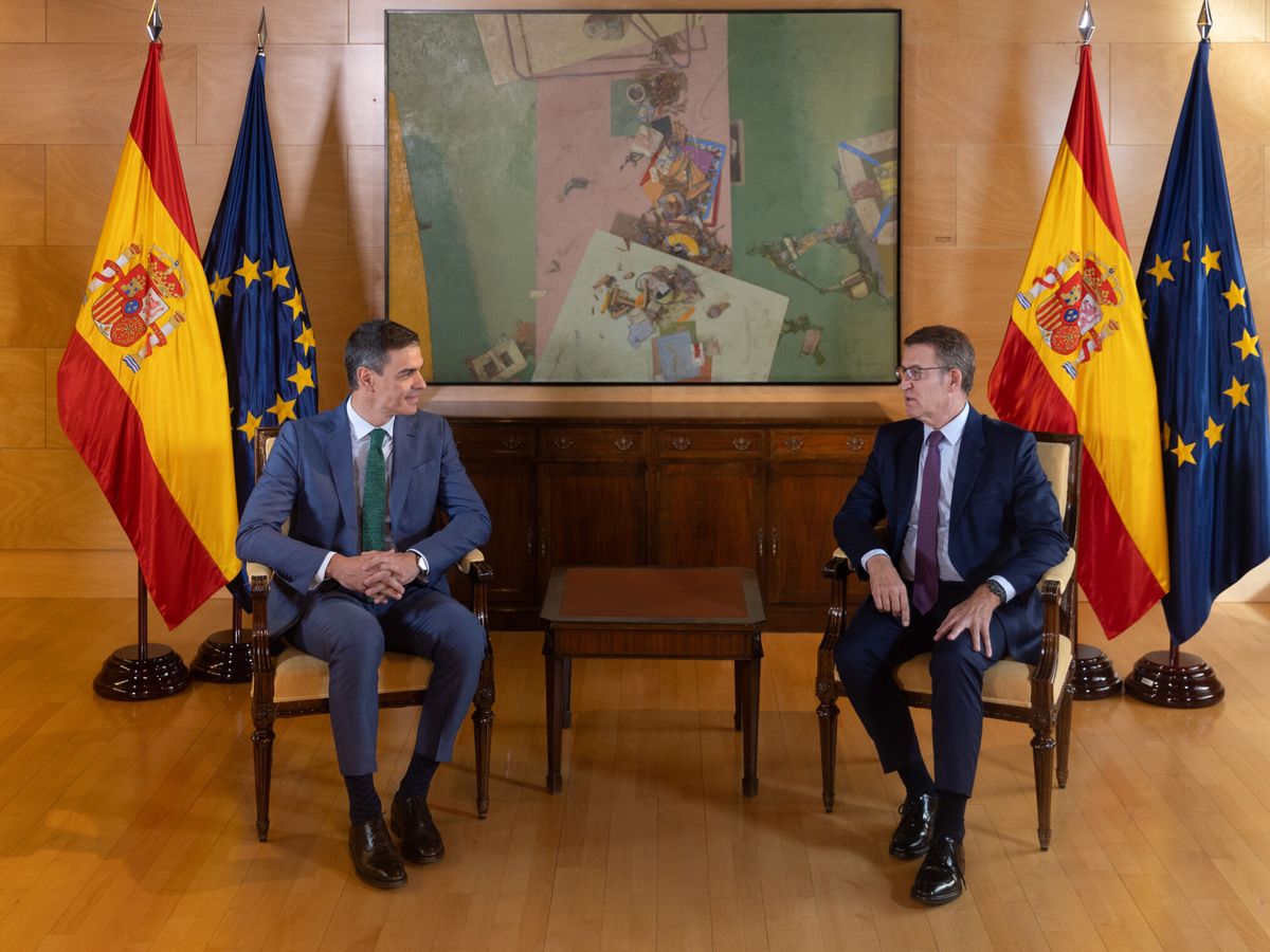 Foto: Pedro Sánchez reunido con Feijóo durante su ronda de contactos para la investidura. (Europa Press/Eduardo Parra)