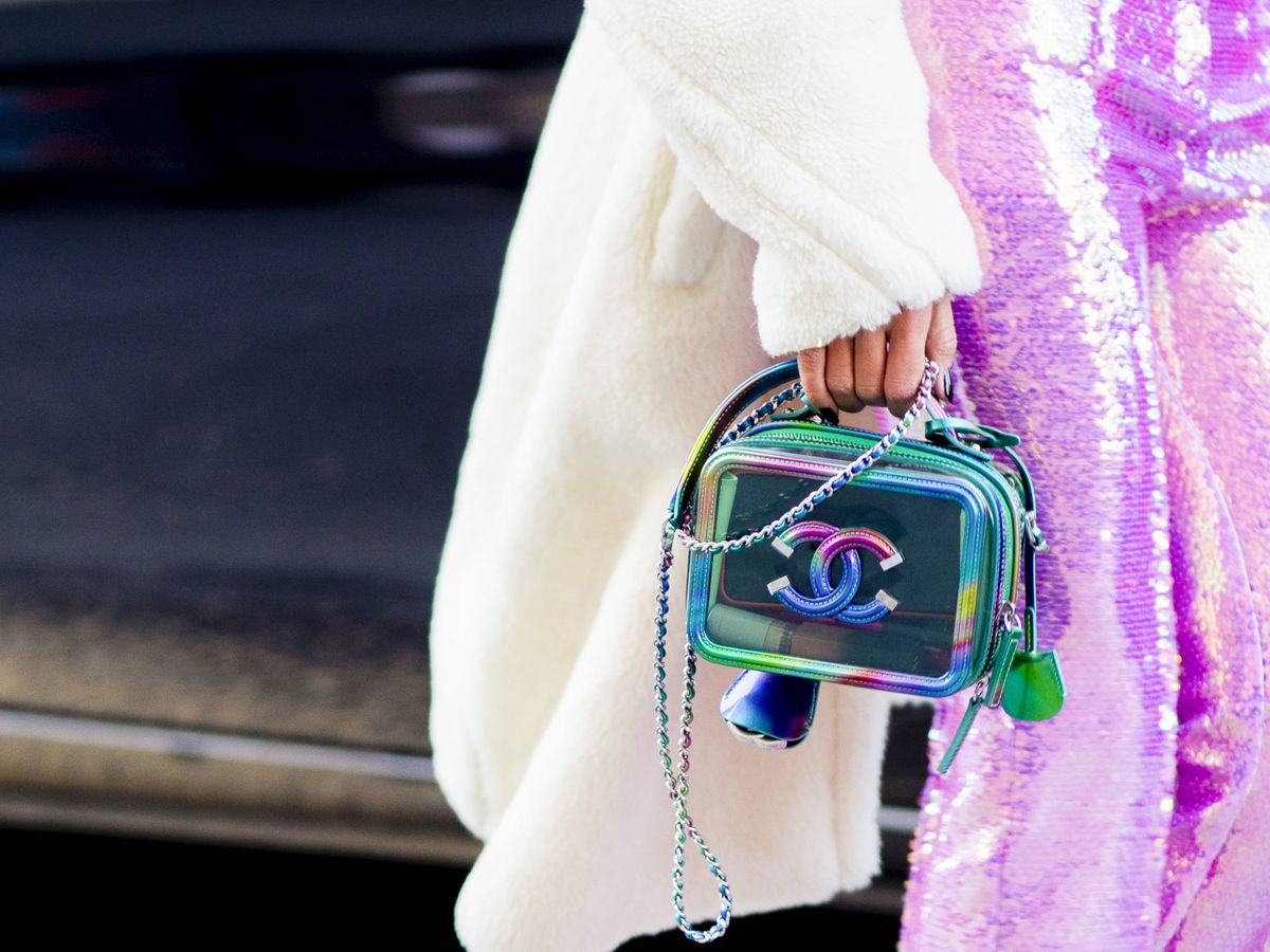 Foto: Un colorido minibolso de Chanel en manos de una insider. (Imaxtree)
