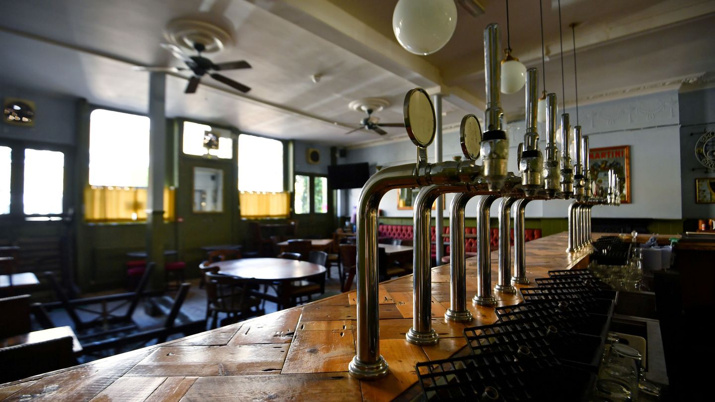 Con los pubs cerrados, los hermanos Collier se han refugiado en su propio bar (Reuters/Dylan Martinez)