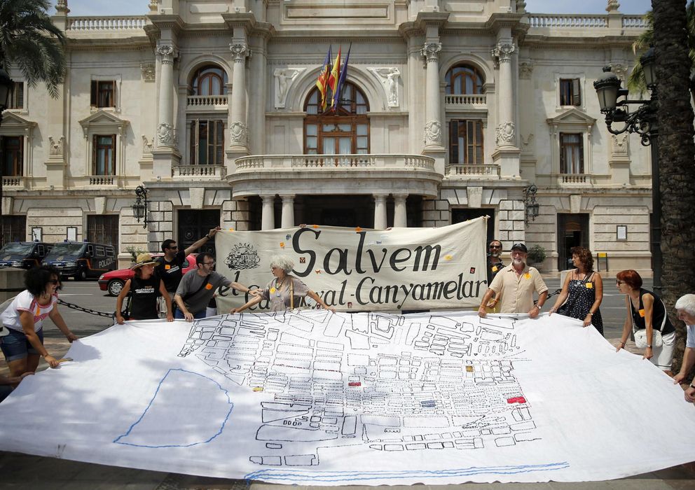 Foto: Viudas de pescadores tejen un mapa del Cabanyal para protestar por los planes de Barberá. (EFE)