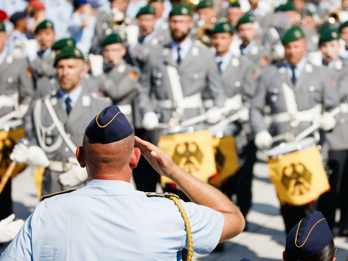 Foto: Soldados marchando durante una ceremonia oficial de juramento de las Fuerzas Armadas alemanas. (EFE EPA/CLEMENS BILAN) 