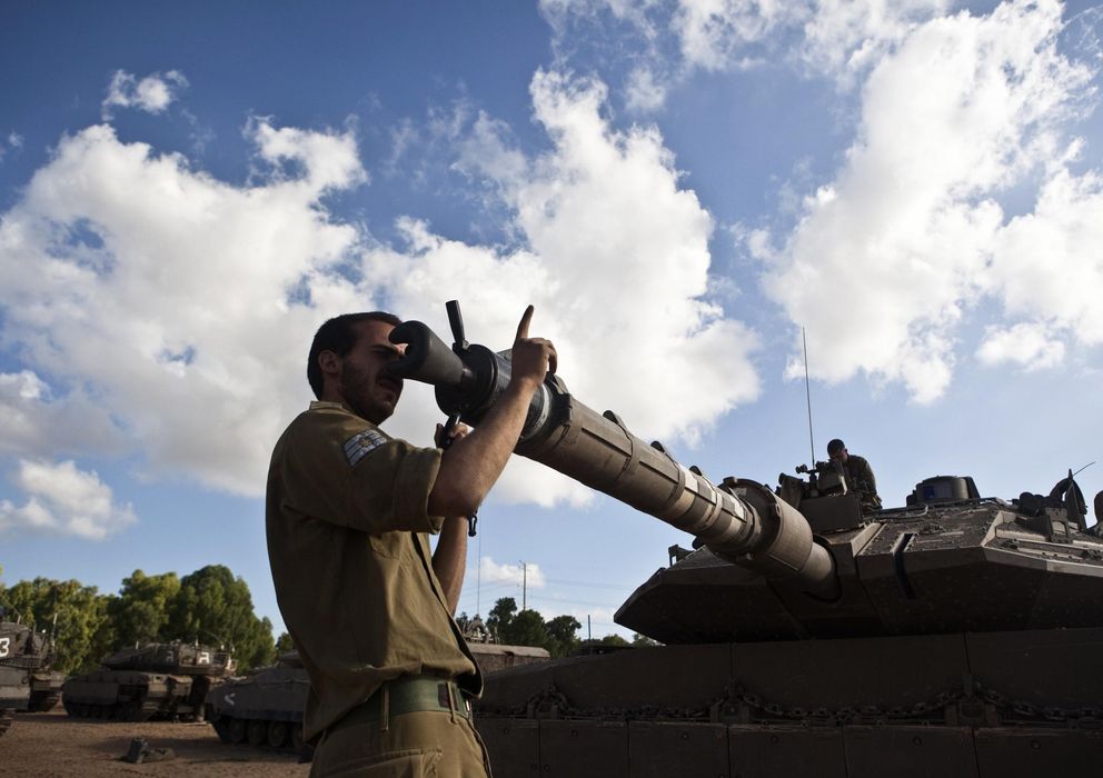 Foto: Un soldado israelí comprueba el cañón de un tanque en un puesto militar instalado en las frontera con la Franja de Gaza. (Reuters)