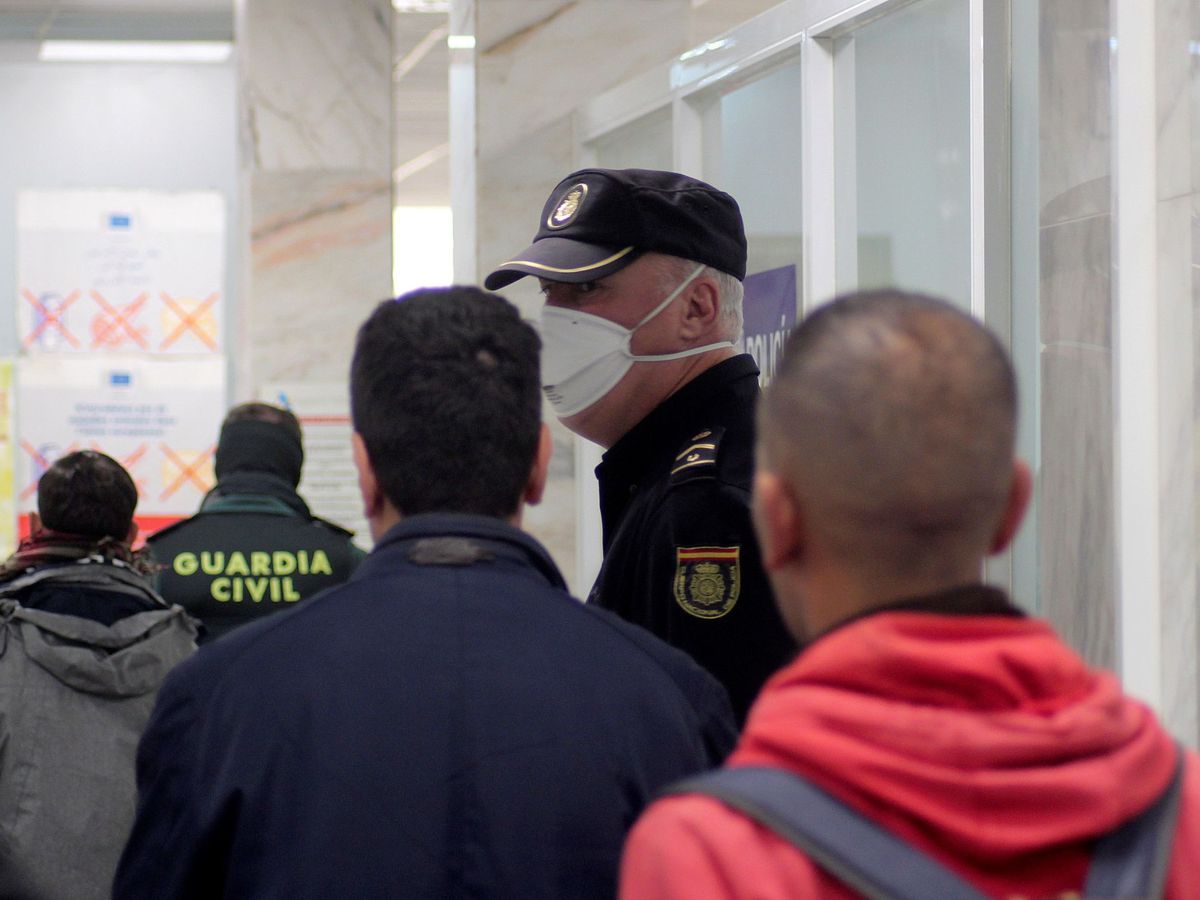Foto: Un agente de la Policía Nacional en la frontera de Ceuta. (EFE)